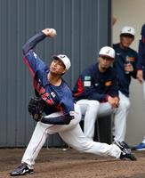 　宇田川はダルビッシュ（中央）と山本（右）が見つめる中、ブルペンで投球練習する（撮影・山口登）