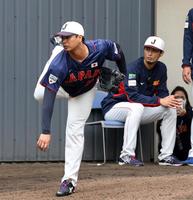 　宇田川（左）はダルビッシュが見守る中でブルペンで投球練習する（撮影・山口登）