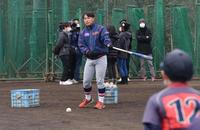 　野球教室でノックをする慶応・清原（撮影・佐々木彰尚）