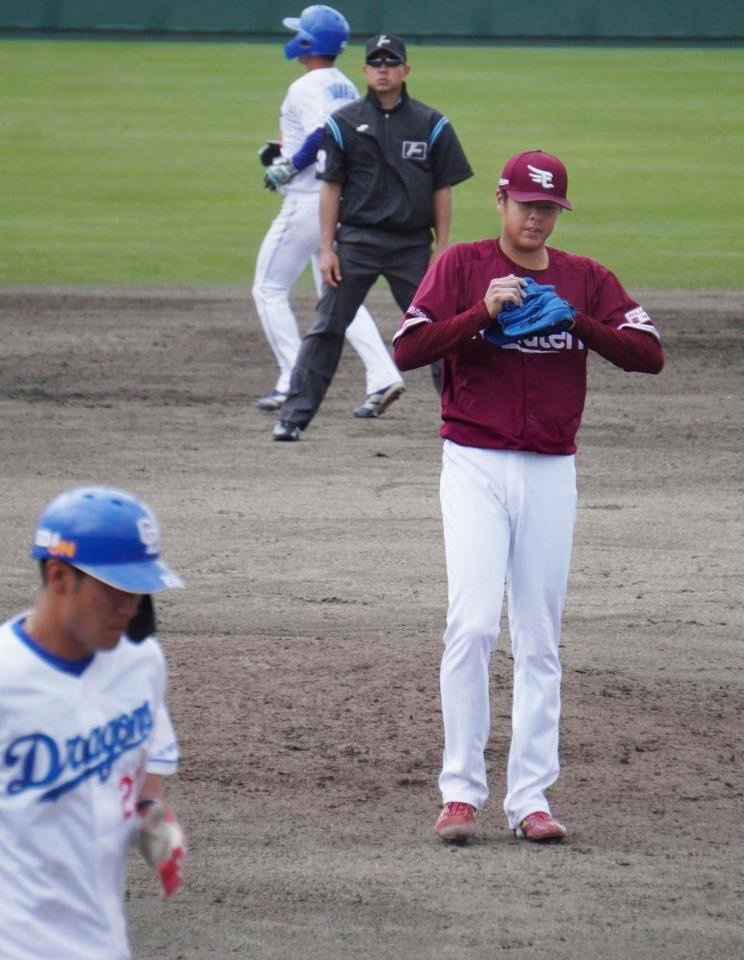 　中日との練習試合に先発し、押し出し四球を与えて悔しがる松井友