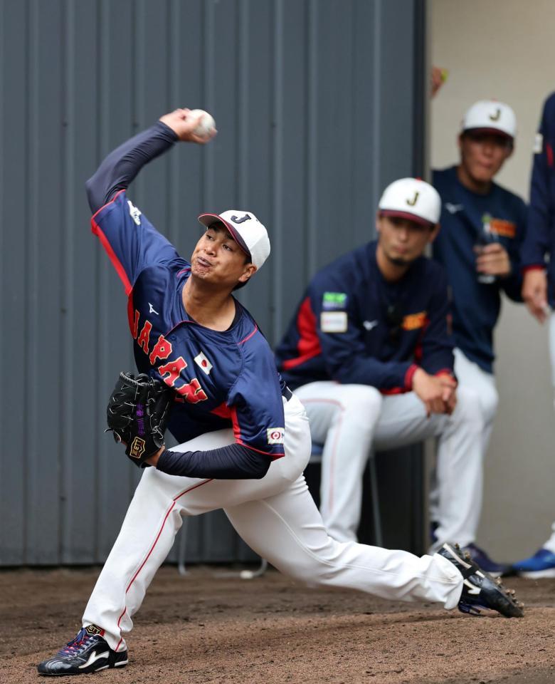 　宇田川はダルビッシュ（中央）と山本（右）が見つめる中、ブルペンで投球練習する（撮影・山口登）