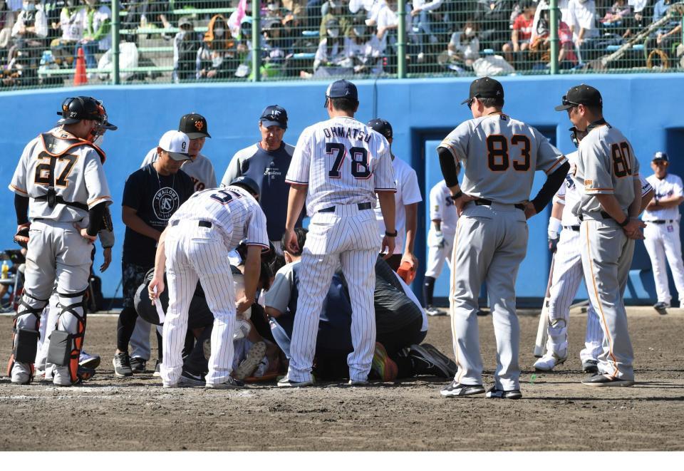 　５回、元山が頭部に死球を受け、心配そうに見つめる原監督（右手前）ら両軍の選手とコーチ（撮影・佐藤厚）