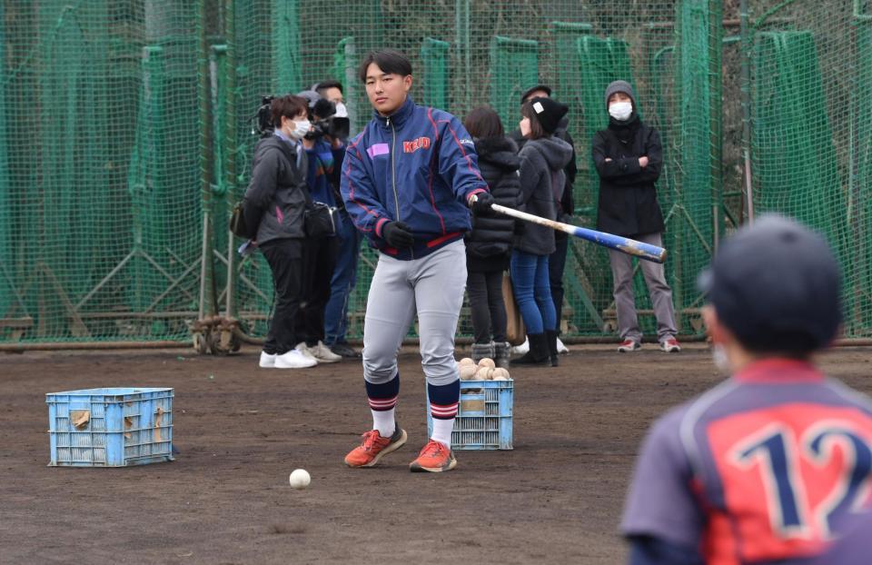 　野球教室でノックをする慶応・清原（撮影・佐々木彰尚）