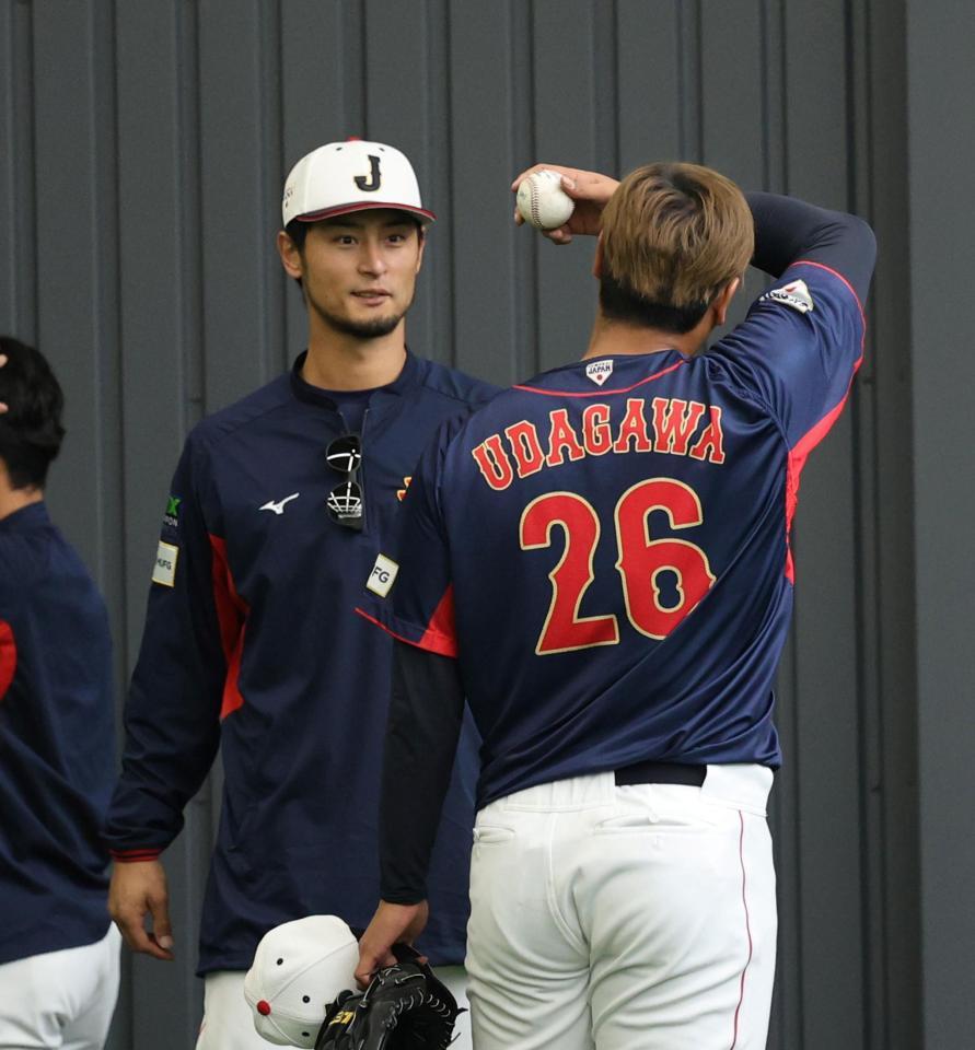 　ダルビッシュは投球練習を終えた宇田川に声を掛ける（撮影・山口登）