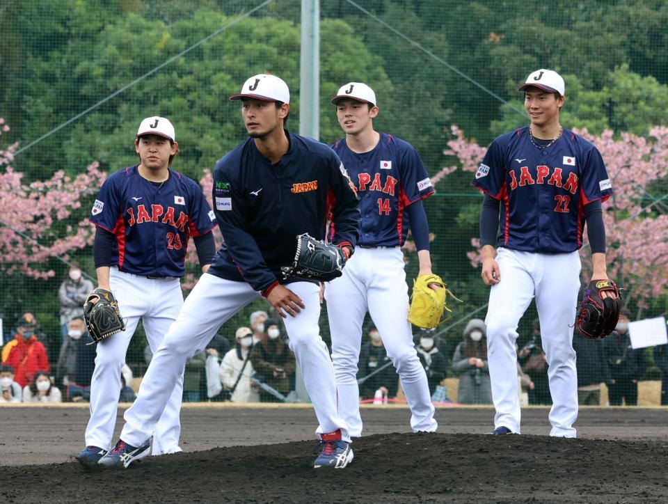 　ノック受ける（左から）宮城、ダルビッシュ、佐々木朗、湯浅（撮影・山口登）