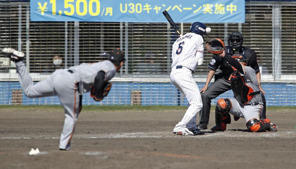 　５回、代木の投球を頭部に受ける元山