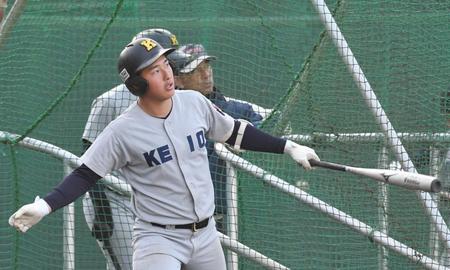 　打球の行方を見つめる慶応・清原（撮影・佐々木彰尚）