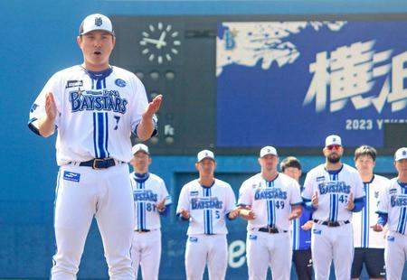 　キャンプの全体練習を終え、手締めをするＤｅＮＡ主将の佐野（手前）