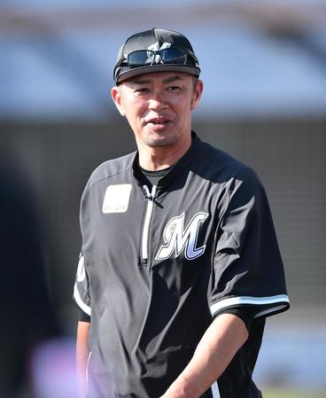 　日本ハムとの練習試合に勝利し笑みを浮かべながら引き揚げる福浦監督代行（撮影・開出牧）