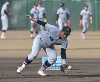 　ノックを受ける慶応・清原（撮影・佐々木彰尚）