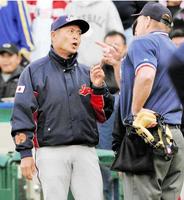 　８回のタッチアップをめぐり、判定が覆ったことに抗議する王監督（２００６年撮影）＝共同