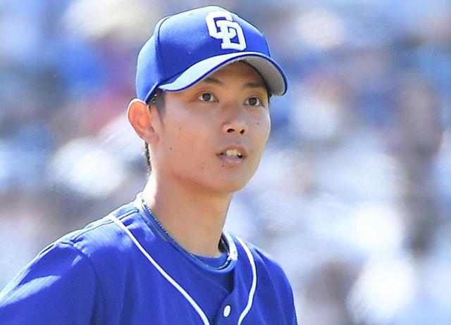 【写真】右大腿骨骨折で入院中の岡田俊哉　チームメートのお見舞いにダブルピースで感謝