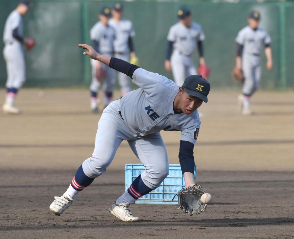 　ノックを受ける慶応・清原（撮影・佐々木彰尚）