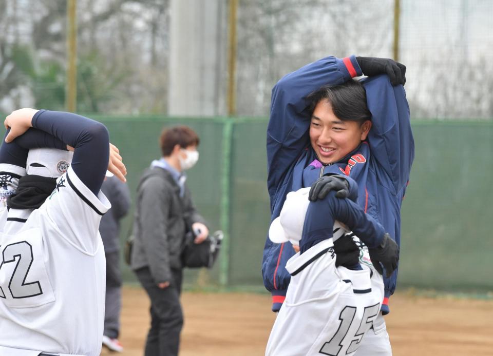 　ストレッチをする慶応・清原（撮影・佐々木彰尚）
