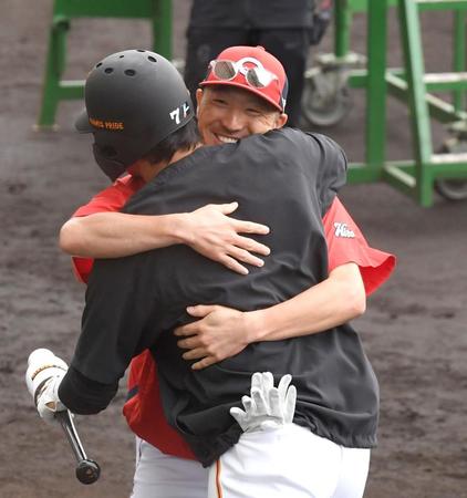 　長野と再会し、抱きつく菊池（撮影・田中太一）