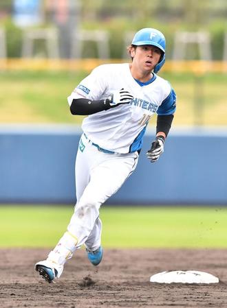 　９回、サヨナラ二塁打を放ちホームへ向かう清水（撮影・開出牧）