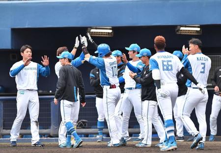 　９回、サヨナラ二塁打を放ちナインとタッチをかわす清水（１０）＝撮影・開出牧