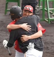 　長野と再会し、抱きつく菊池（撮影・田中太一）