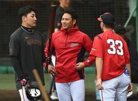 　話をする（左から）丸、田中広、菊池（撮影・田中太一）