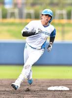 　９回、サヨナラ二塁打を放ちホームへ向かう清水（撮影・開出牧）