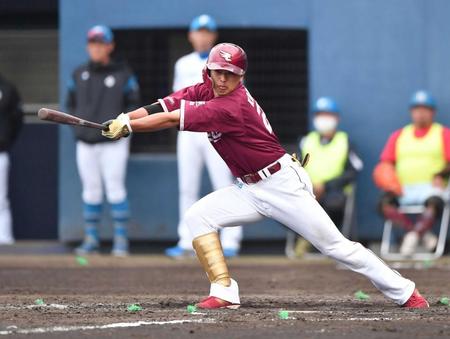 　５回、左前適時打を放つ黒川（撮影・開出牧）