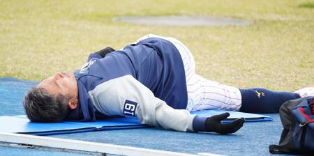 　入念にストレッチする石川（撮影・高石航平）