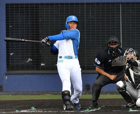 　６回、右越えにソロを放つ清宮（撮影・中田匡峻）