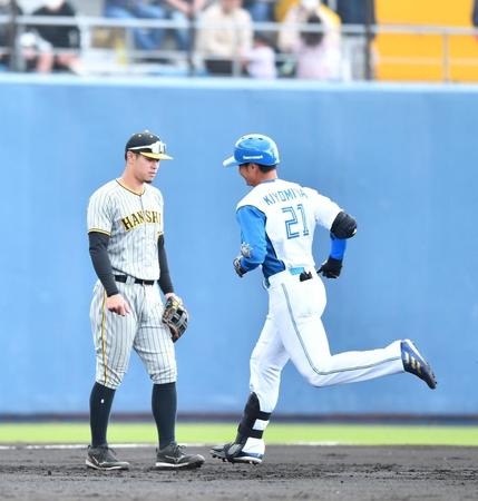 　６回、右越えソロを放ちベースを回る清宮（右）。三塁手・佐藤輝（撮影・開出牧）