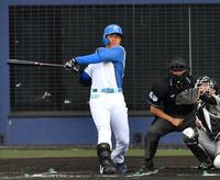 　６回、右越えにソロを放つ清宮（撮影・中田匡峻）