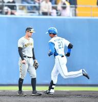 　６回、右越えソロを放ちベースを回る清宮（右）。三塁手・佐藤輝（撮影・開出牧）