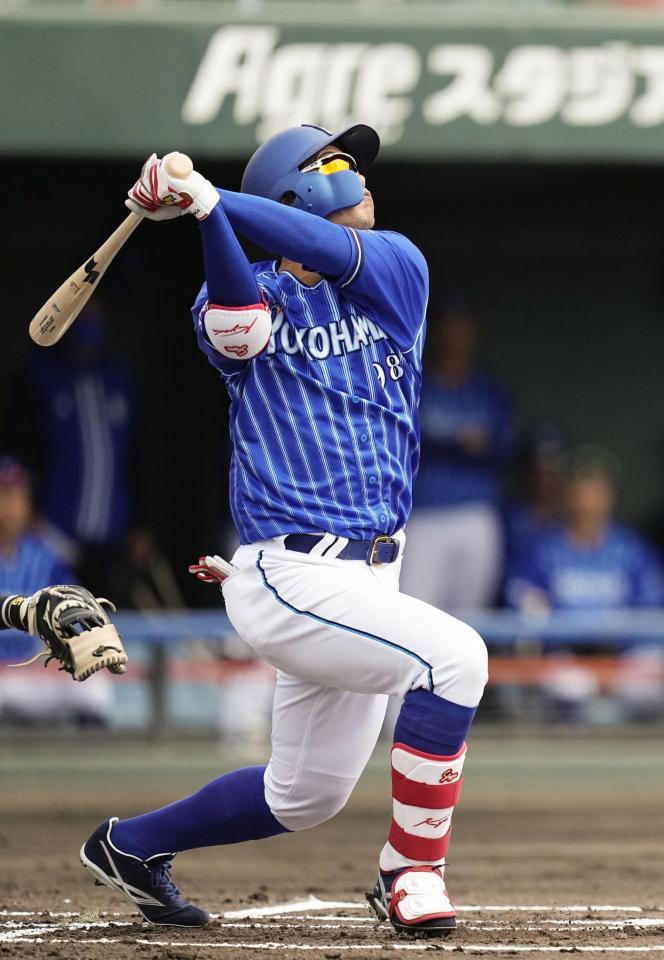 　１回、京田が右前二塁打を放つ