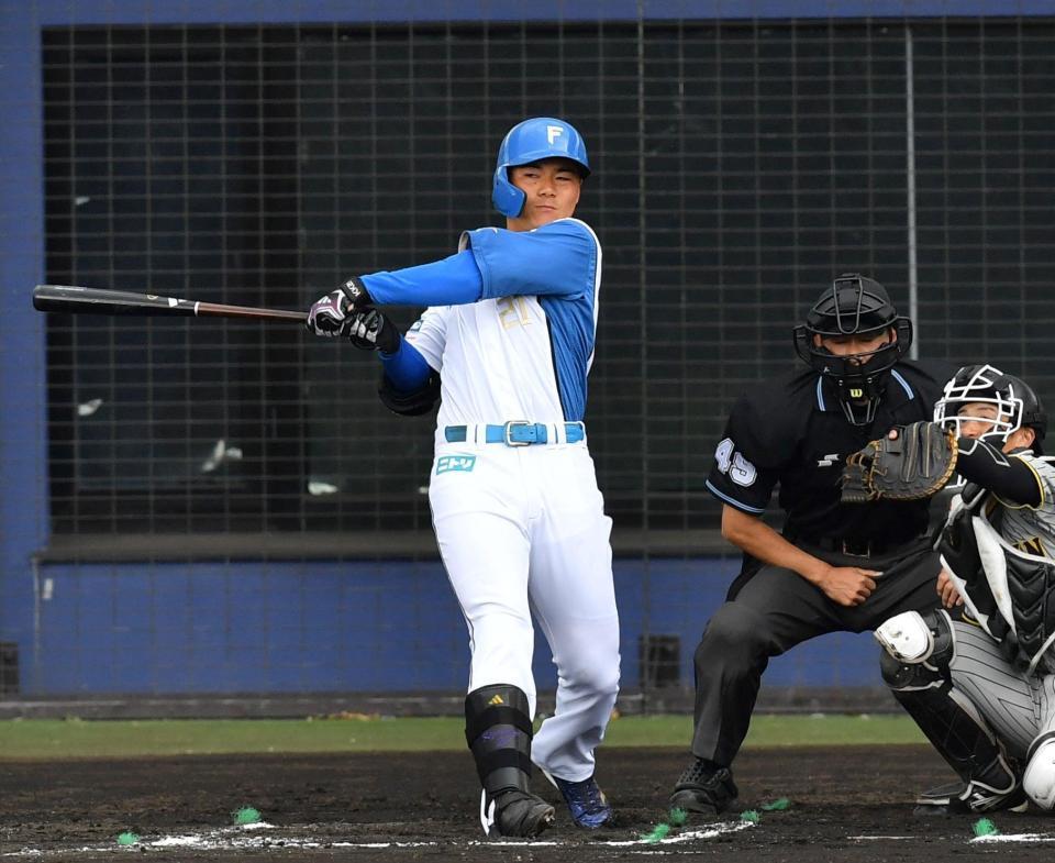 　６回、右越えにソロを放つ清宮（撮影・中田匡峻）