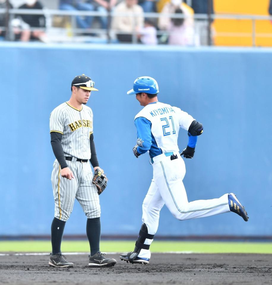 　６回、右越えソロを放ちベースを回る清宮（右）。三塁手・佐藤輝（撮影・開出牧）