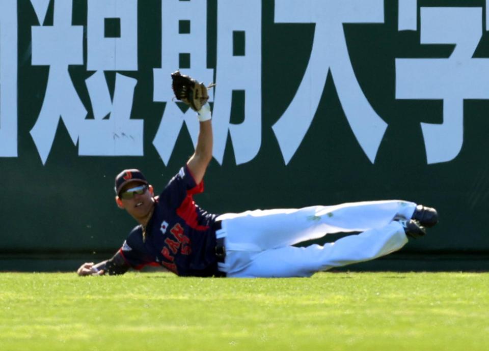 　４回、西川は嶺井の飛球を好捕（撮影・山口登）