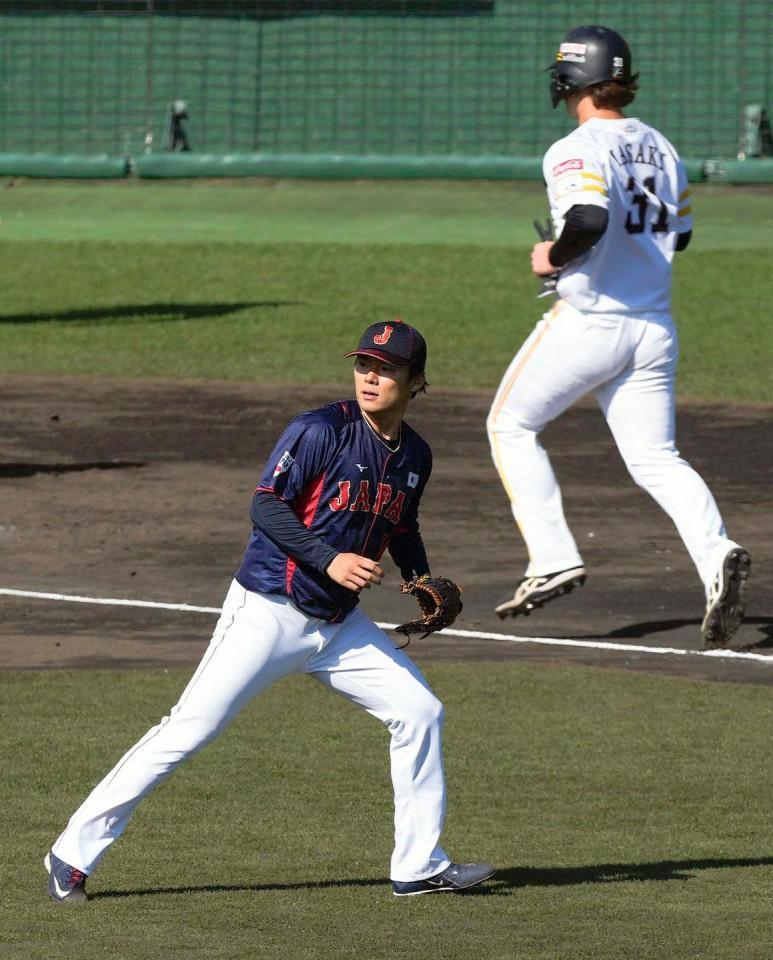 　２回、ソフトバンクに先制を許した先発の山本。右は生還する正木