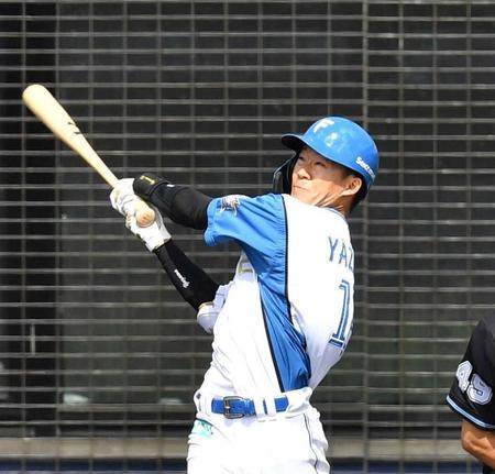 　１回、右越えにソロを放つ矢沢（撮影・中田匡峻）