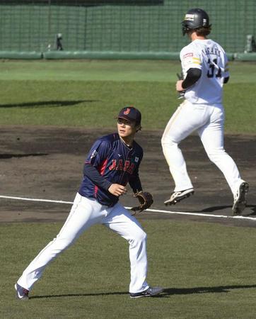 　２回、ソフトバンクに先制を許した日本代表先発の山本。右は生還する正木