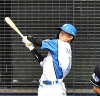 　１回、右越えにソロを放つ矢沢（撮影・中田匡峻）