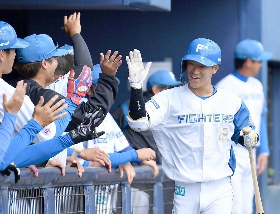 　１回、右越えソロを放ちナインとタッチをかわす矢沢（撮影・開出牧）