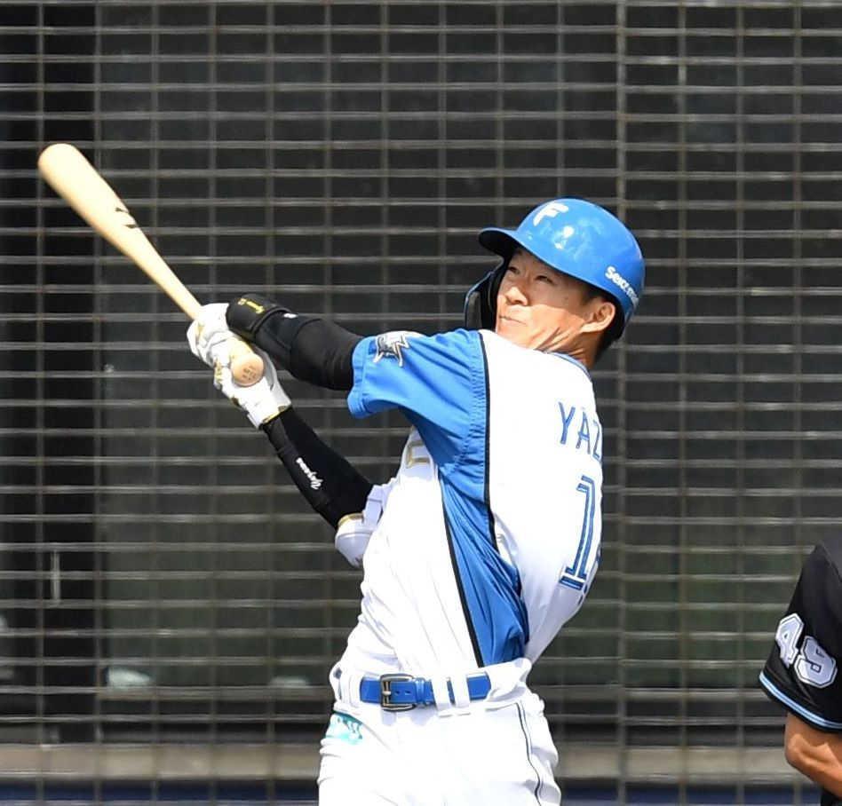 　１回、右越えにソロを放つ矢沢（撮影・中田匡峻）