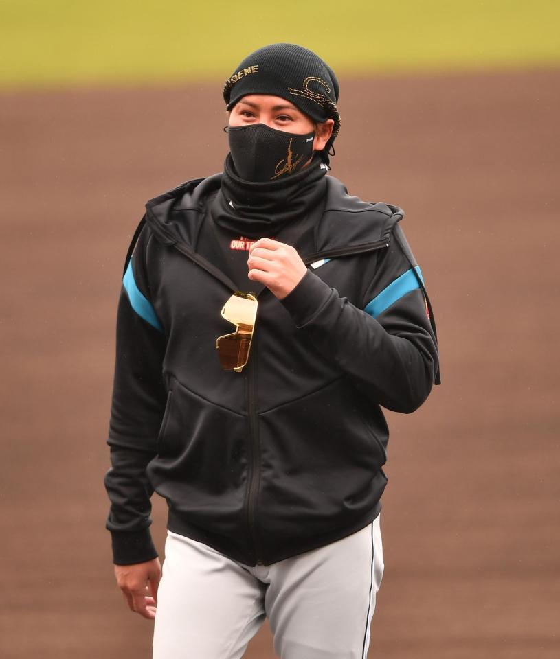 　手締めを終え引き揚げる新庄監督（撮影・開出牧）