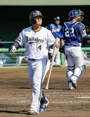 　空振り三振に倒れベンチへ戻る森