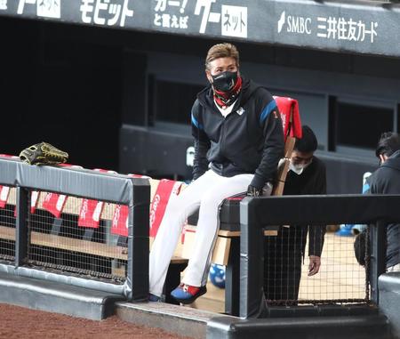 　監督用の椅子の感触を確かめる新庄監督（撮影・中島達哉）