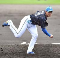 　松本剛へ初球を投げる斎藤友。足の違和感を訴え降板した＝２月１日