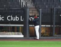 　ファウルゾーンのフェンスをチェックする新庄監督（撮影・中島達哉）