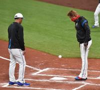 　ボールの跳ね具合を確かめる新庄監督（右）＝撮影・中島達哉