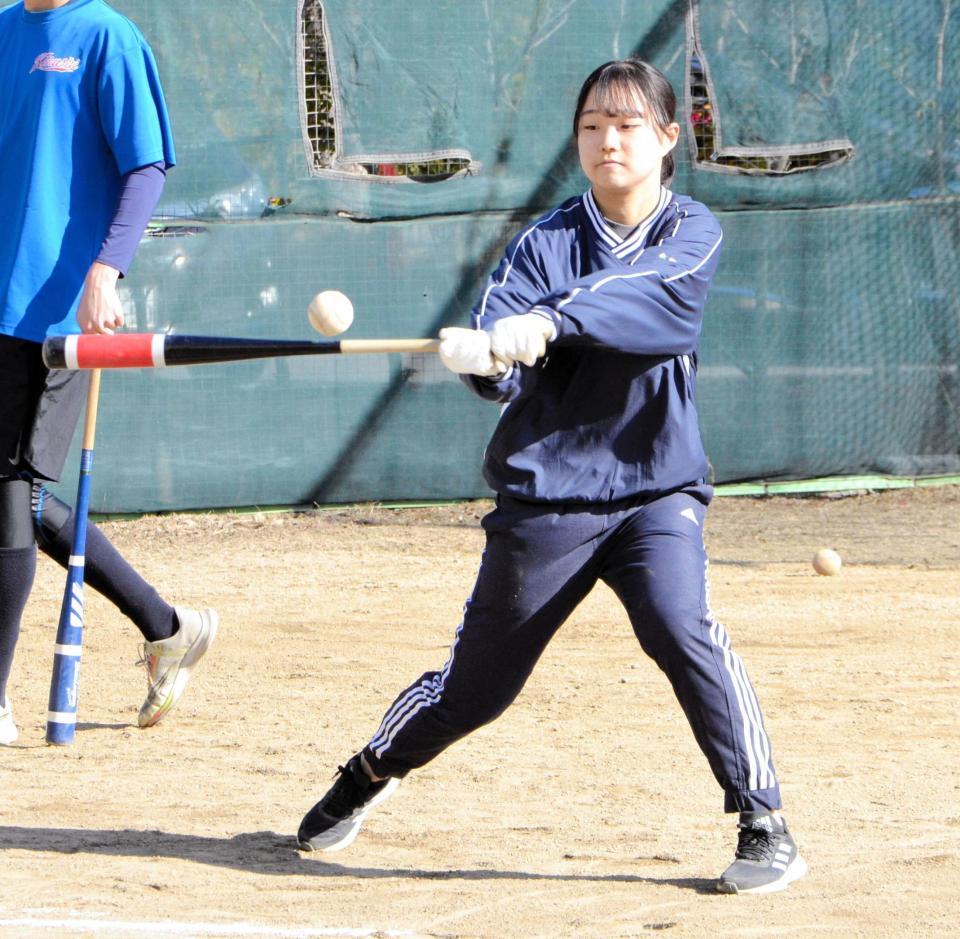 　ノックを行う※城東のマネジャー・永野悠菜さん