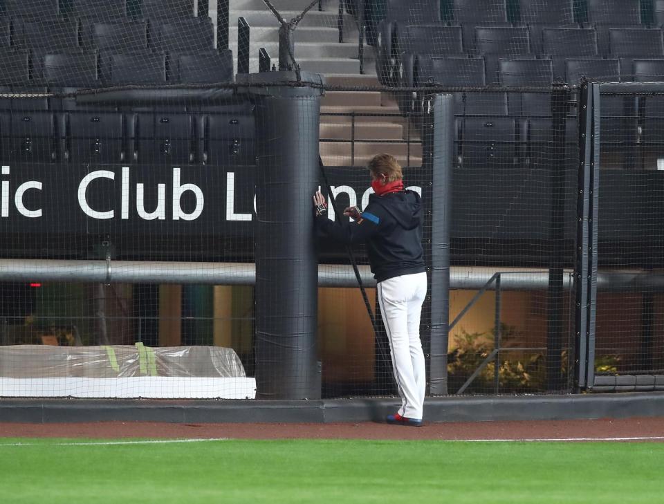 　ファウルゾーンのフェンスをチェックする新庄監督（撮影・中島達哉）