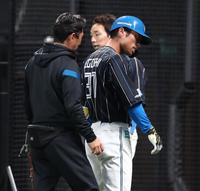 　ライブＢＰで日本ハムのポンセから死球を受け、苦もんの表情を浮かべる江越（右）＝撮影・中島達哉