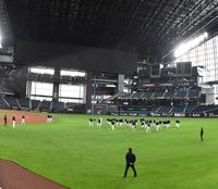 　新球場で初めて練習する日本ハムナイン（撮影・中島達哉）